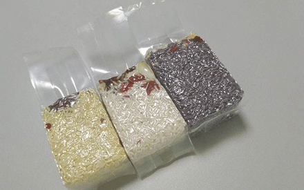 真空包裝袋為增加其性能通常采用多種材質(zhì)復(fù)合而成，常見的復(fù)合方法有：干法復(fù)合、擠出復(fù)合、共擠出復(fù)合、無溶劑復(fù)合、涂布復(fù)合、蒸鍍復(fù)合、熱熔膠復(fù)合等。其中干法復(fù)合是國內(nèi)復(fù)合真空包裝袋材料生產(chǎn)中應(yīng)用較為廣泛的，那么，真空包裝袋為什么大多采用干法復(fù)合？